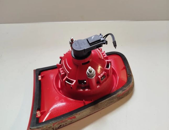 VOLKSWAGEN Passat B6 (2005-2010) Фонарь крышки багажника левый 27449002 32864031