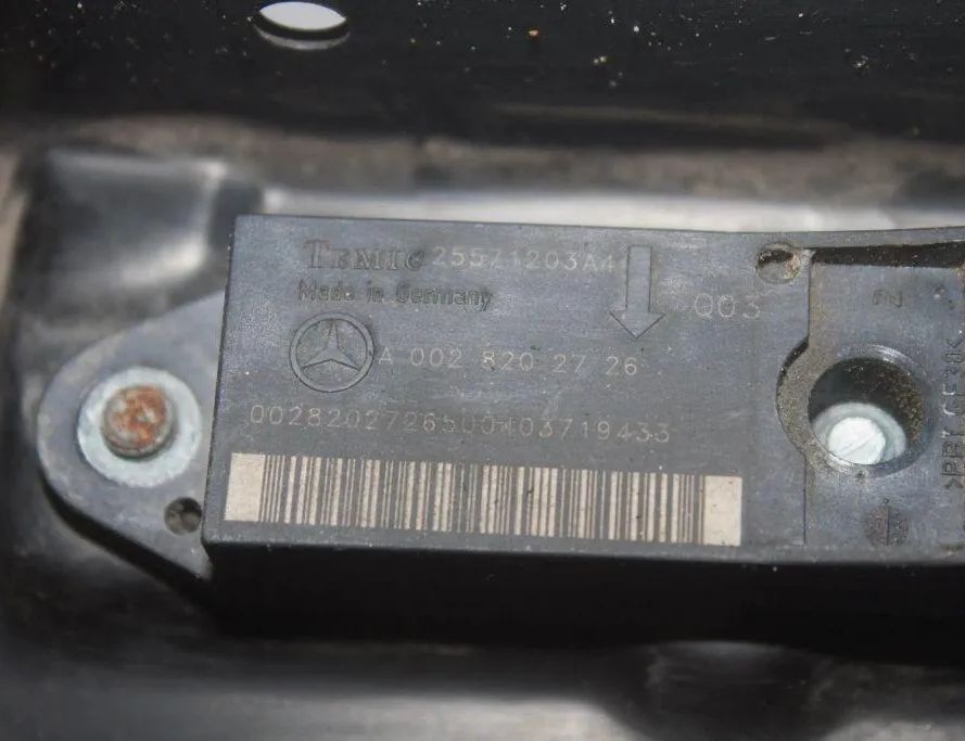 MERCEDES-BENZ E-Class W211/S211 (2002-2009) Kreisās puses luktura kronšteina stiprinājums 25571203A4,002820272650040371,A0028202726 32873141