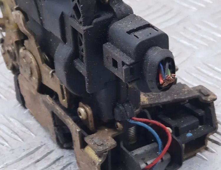 VOLKSWAGEN Passat B5 (1996-2005) Front Left Door Lock 1J0973714 14487053