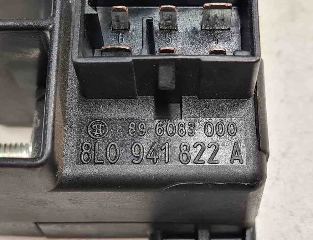 VOLKSWAGEN Passat B5 (1996-2005) Fuse box 8L0941822A,896083000 32715222