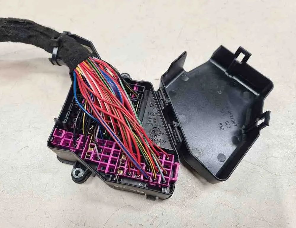 AUDI A6 C6/4F (2004-2011) Fuse box 8D1941824,0511424260 32715490