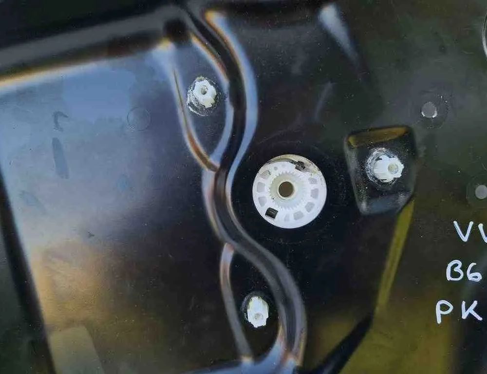 VOLKSWAGEN Passat B7 (2010-2015) Aizmugurējo kreiso durvju logu pacēlājs 3C1837755F 32718677