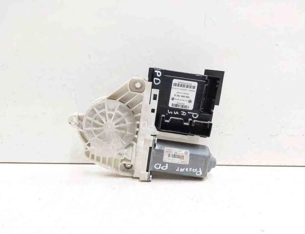 VOLKSWAGEN Passat B7 (2010-2015) Маторчик стеклоподъемника передней левой двери 1K0959702K,1K0959792G,980852109 32725655