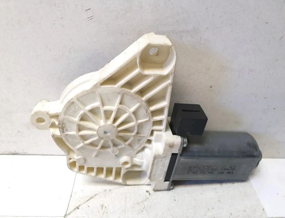 VOLKSWAGEN Passat B8 (2014-2023) Front Left Door Window Regulator Motor 504959801B 28840054