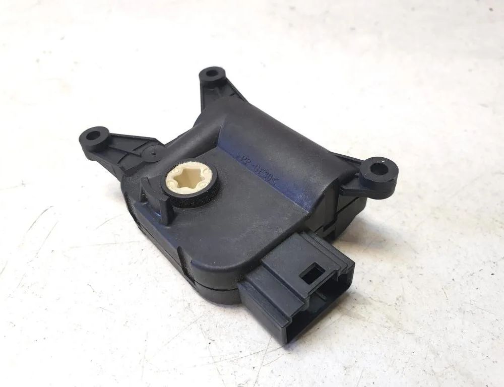 VOLKSWAGEN Passat B6 (2005-2010) Клапаны управления внутренним подогревом CZ1168802872 30439275