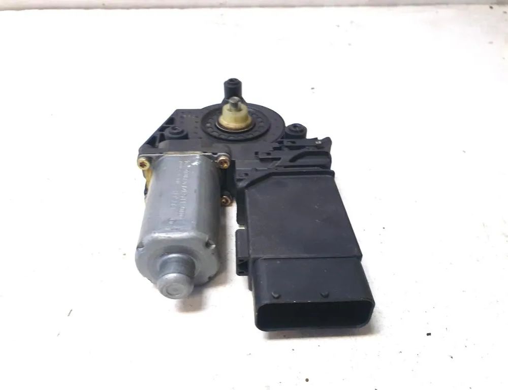 VOLKSWAGEN Passat B6 (2005-2010) Priekšējo labo durvju logu pacelšanas motorīts 119090XXX 32402215