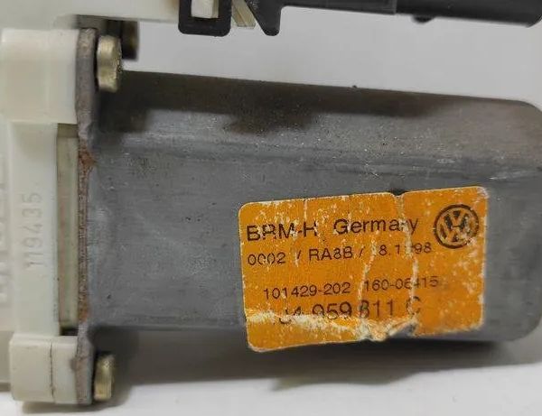 VOLKSWAGEN Bora 1 generation (1998-2005) Моторчик стеклоподъемника задней левой двери 1J4959811C 31358172