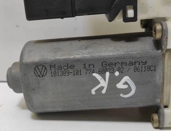 VOLKSWAGEN Bora 1 generation (1998-2005) Моторчик стеклоподъемника задней левой двери 1J4959811C 31358172