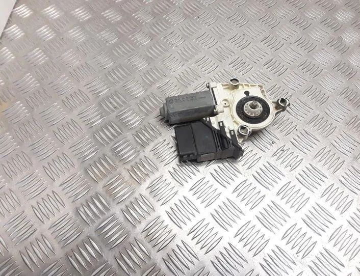 VOLKSWAGEN Golf 5 generation (2003-2009) Aizmugurējo labo durvju loga vadības motorīts 1K4839402C 20669594