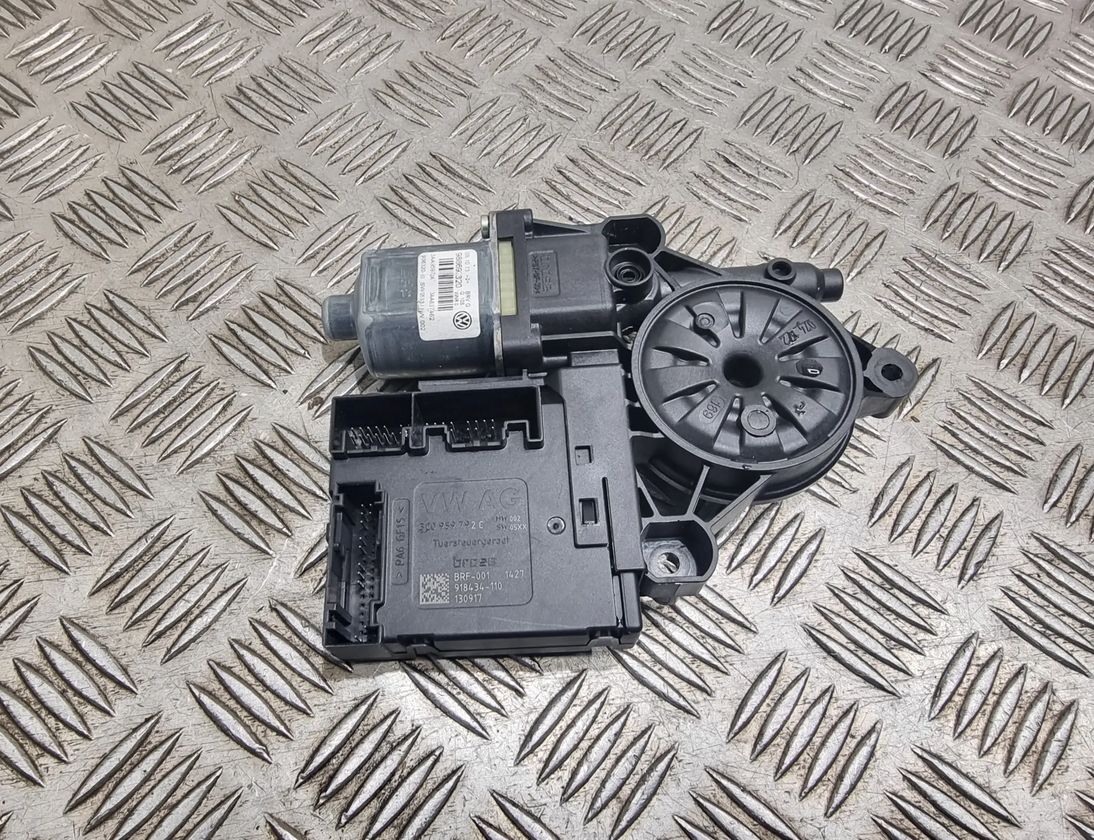 VOLKSWAGEN Passat Variant 1 generation (2010-2024) Маторчик стеклоподъемника передней правой двери 3C0959792C,0130822451 22605617