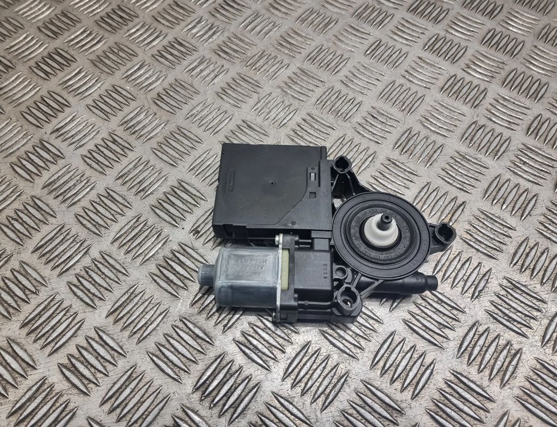 VOLKSWAGEN Passat Variant 1 generation (2010-2024) Маторчик стеклоподъемника передней правой двери 3C0959792C,0130822451 22605617