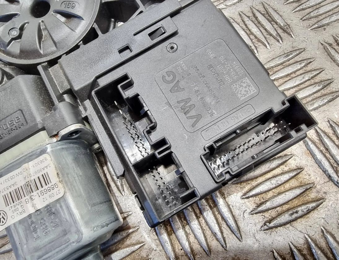 VOLKSWAGEN Passat B7 (2010-2015) Priekšējo kreiso durvju logu pacēlāja motorīts 3AA837461 29558395