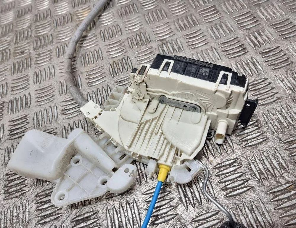 MERCEDES-BENZ E-Class W211/S211 (2002-2009) Замок двери передний правый A2047201835 31613001