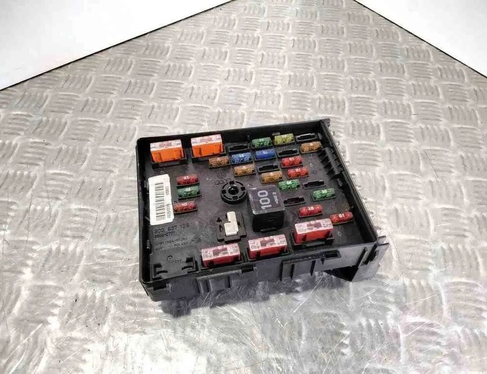 VOLKSWAGEN Passat B7 (2010-2015) Блок предохранителей 63592777,3C0937125 32595639