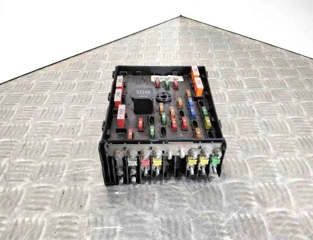 VOLKSWAGEN Passat B7 (2010-2015) Блок предохранителей 63592777,3C0937125 32595639