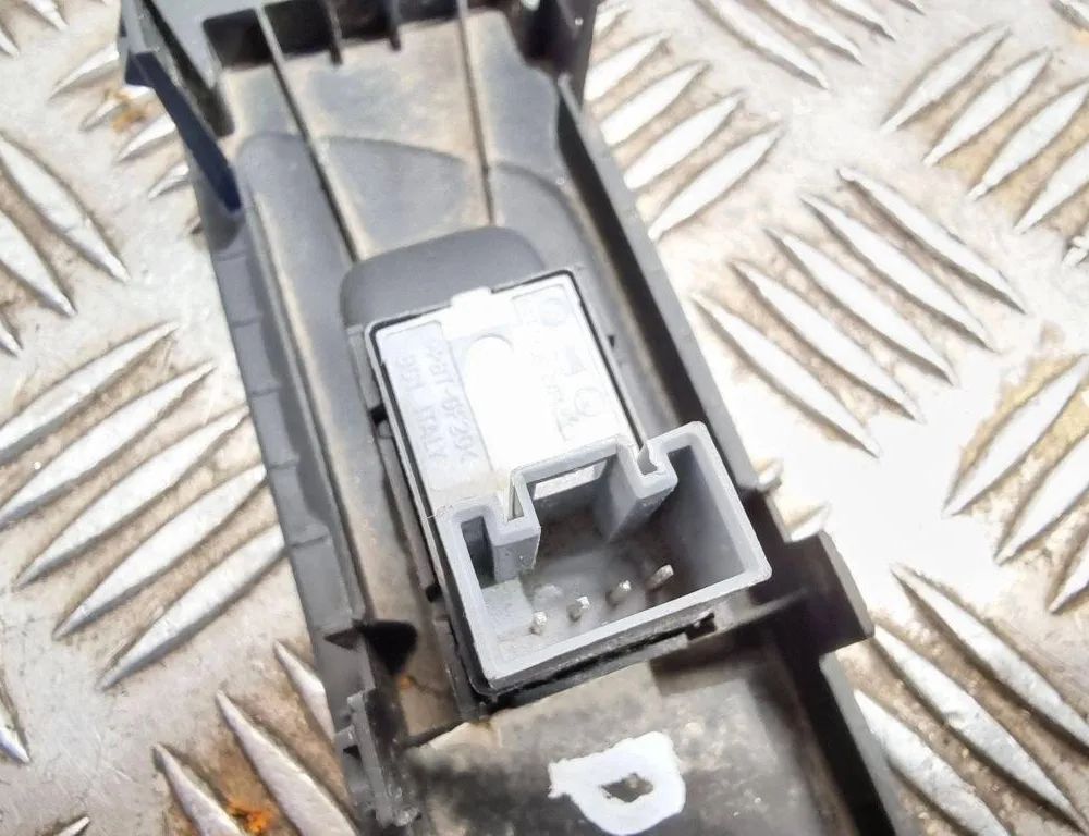 VOLKSWAGEN Passat B7 (2010-2015) Aizmugurējo labo durvju loga pacelšanas slēdzis 3ab857858,7l6959855b 32748496