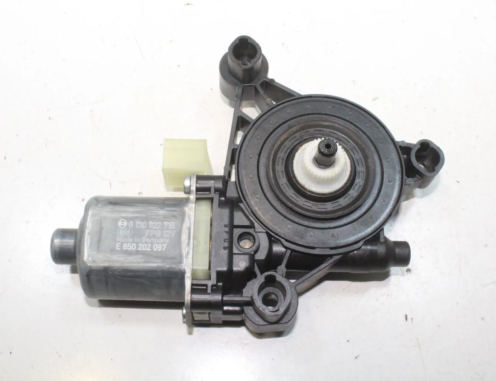 VOLKSWAGEN Golf 8 generation (2019-2023) Priekšējo kreiso durvju logu pacēlāja motorīts 5Q0959801A 31943573