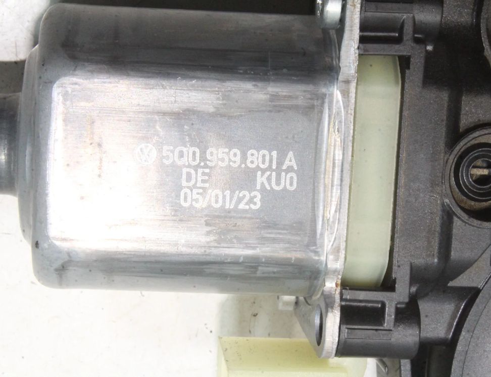 VOLKSWAGEN Golf 8 generation (2019-2023) Priekšējo kreiso durvju logu pacēlāja motorīts 5Q0959801A 31943573