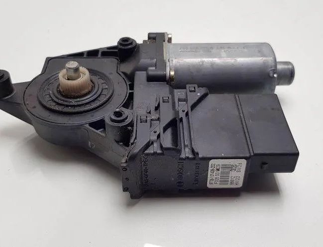 VOLKSWAGEN Passat B7 (2010-2015) Моторчик стеклоподъемника задней левой двери 0130821697,3B9839751AF 32279474