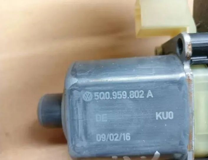 VOLKSWAGEN Touran 3 generation (2015-2023) Aizmugurējo kreiso durvju loga pacēlāja slēdži 5Q0959802A 27951128