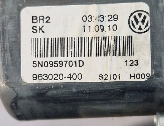 VOLKSWAGEN Tiguan 1 generation (2007-2017) Priekšējo kreiso durvju logu pacēlāja motorīts 0130822467,5N0959701D,5K0959793 32093634