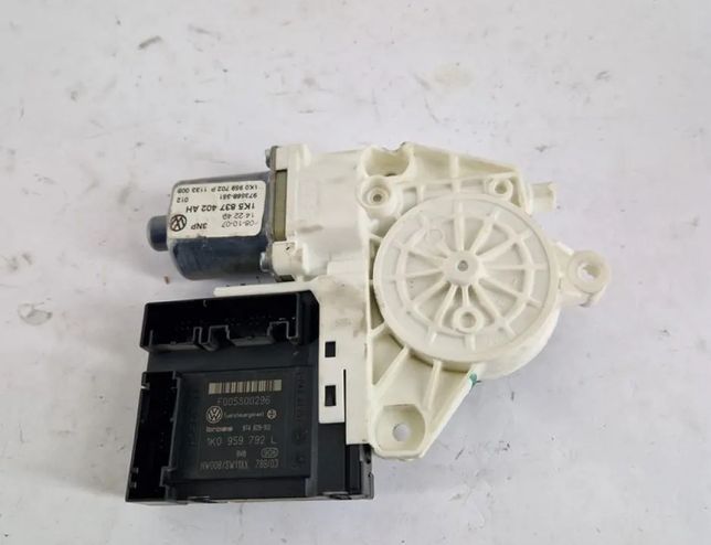 VOLKSWAGEN Golf 5 generation (2003-2009) Priekšējo labo durvju logu pacelšanas motorīts 0130822229,1K5837402AH,1K0959792L 32632108