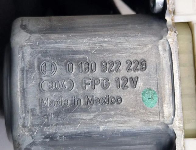 VOLKSWAGEN Golf 5 generation (2003-2009) Priekšējo labo durvju logu pacelšanas motorīts 0130822229,1K5837402AH,1K0959792L 32632108