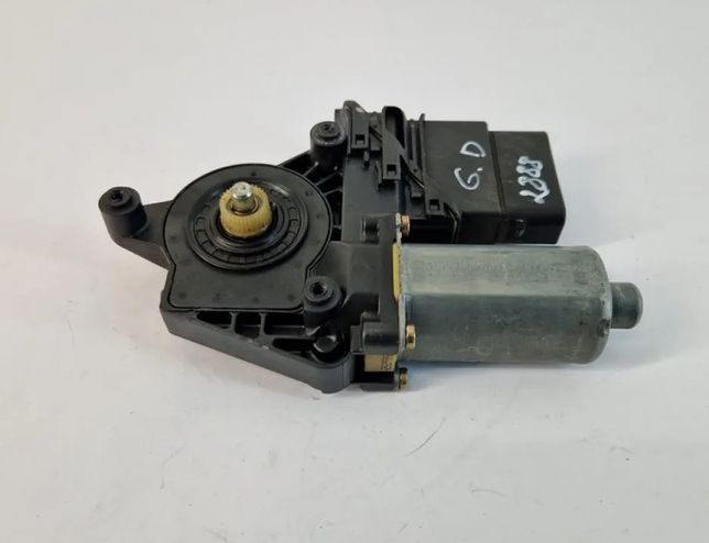 VOLKSWAGEN Passat B5 (1996-2005) Priekšējo labo durvju logu pacelšanas motorīts 0130821696 33098886