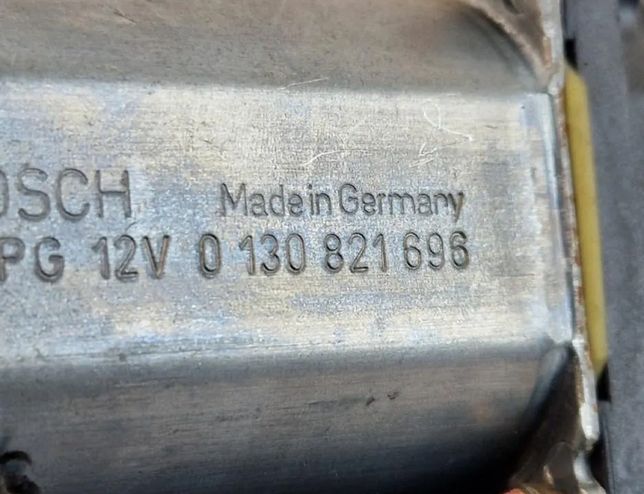 VOLKSWAGEN Passat B5 (1996-2005) Priekšējo labo durvju logu pacelšanas motorīts 0130821696 33098886