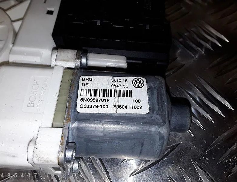 VOLKSWAGEN Tiguan 2 generation (2016-2024) Aizmugurējo kreiso durvju logu pacēlājs 5N0959701F 29310075