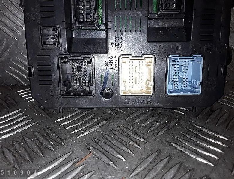 CITROËN C5 2 generation (2008-2017) Блок предохранителей 281208364 32990583