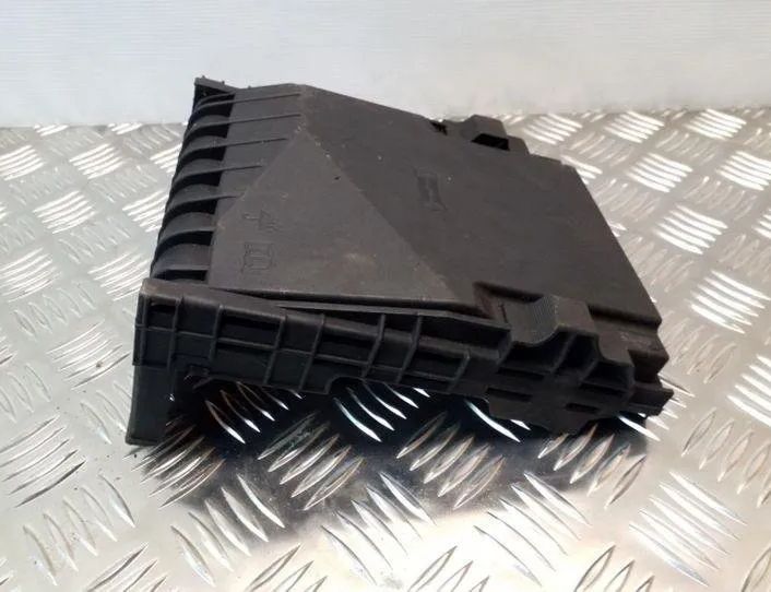 VOLKSWAGEN Passat Variant 1 generation (2010-2024) Fuse Box Cover 1K0937132F 25123330