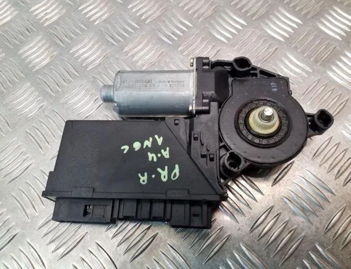 AUDI A4 B6/8E (2000-2005) Priekšējo labo durvju logu pacelšanas motorīts 8E2959802B,0130821764,105843106 25127012