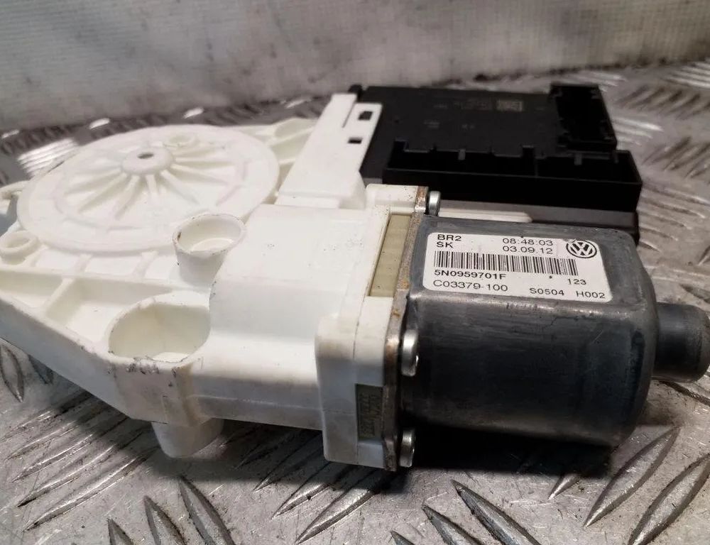 VOLKSWAGEN Tiguan 1 generation (2007-2017) Маторчик стеклоподъемника передней левой двери 5N0959701F 32148809