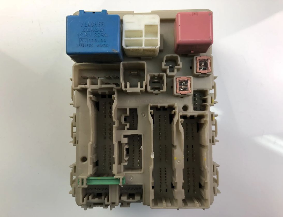 TOYOTA Avensis Verso 1 generation (2001-2003) Drošinātāju kārba 82730-0F051-C 14583484