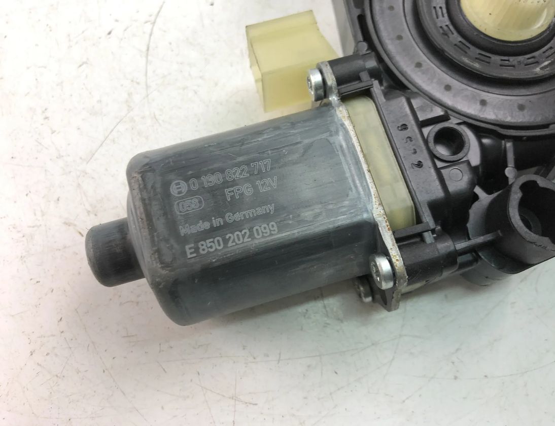AUDI A3 8P (2003-2013) Маторчик стеклоподъемника передней правой двери E850202099 15328593