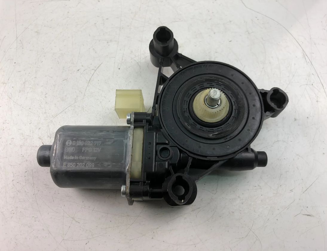 AUDI A3 8P (2003-2013) Маторчик стеклоподъемника передней правой двери E850202099 15328593