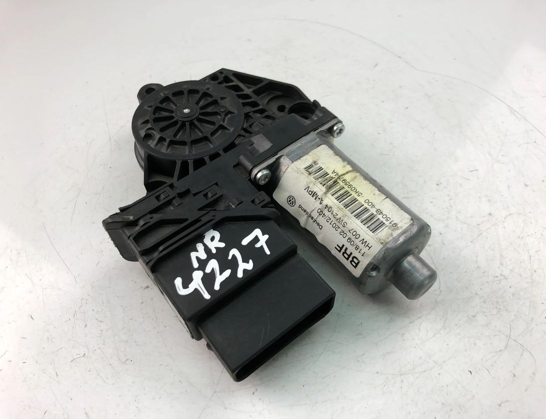 VOLKSWAGEN Touran 1 generation (2003-2015) Маторчик стеклоподъемника передней правой двери 5K0959704A 15334504