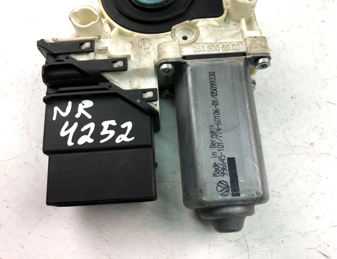 VOLKSWAGEN Touran 1 generation (2003-2015) Маторчик стеклоподъемника передней правой двери 1K0959703AK 15334922