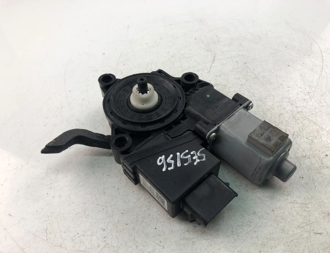 KIA Optima 4 generation (2015-2020) Priekšējo labo durvju logu pacelšanas motorīts 83450D4000 17522575