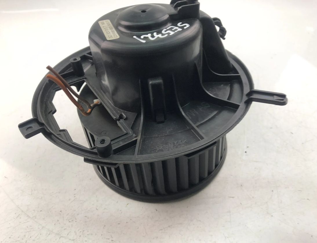 VOLKSWAGEN Tiguan 1 generation (2007-2017) Heater Blower Fan 3C1820015T 17528324