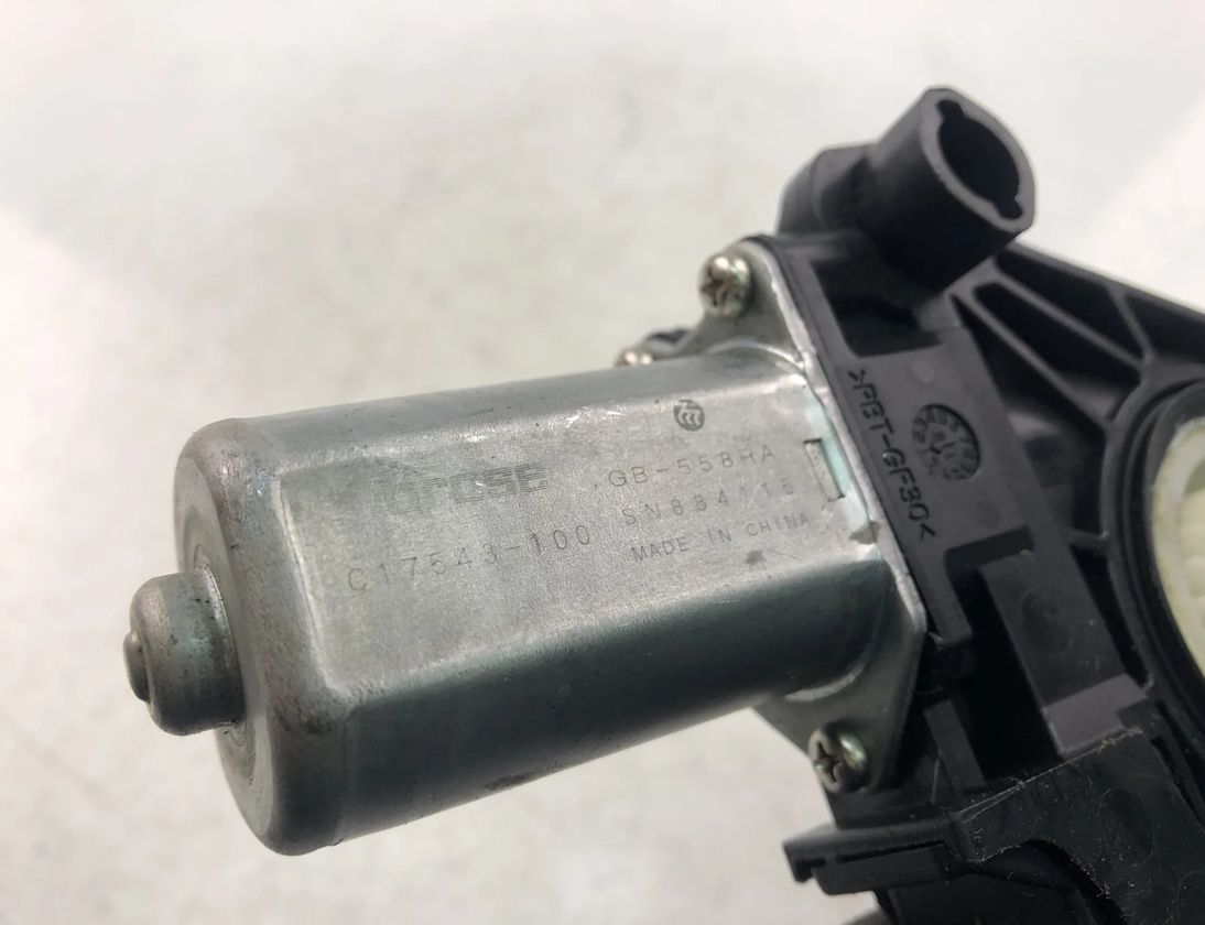 VOLVO V40 2 generation (2012-2020) Priekšējo labo durvju logu pacelšanas motorīts C17543-100 17569851