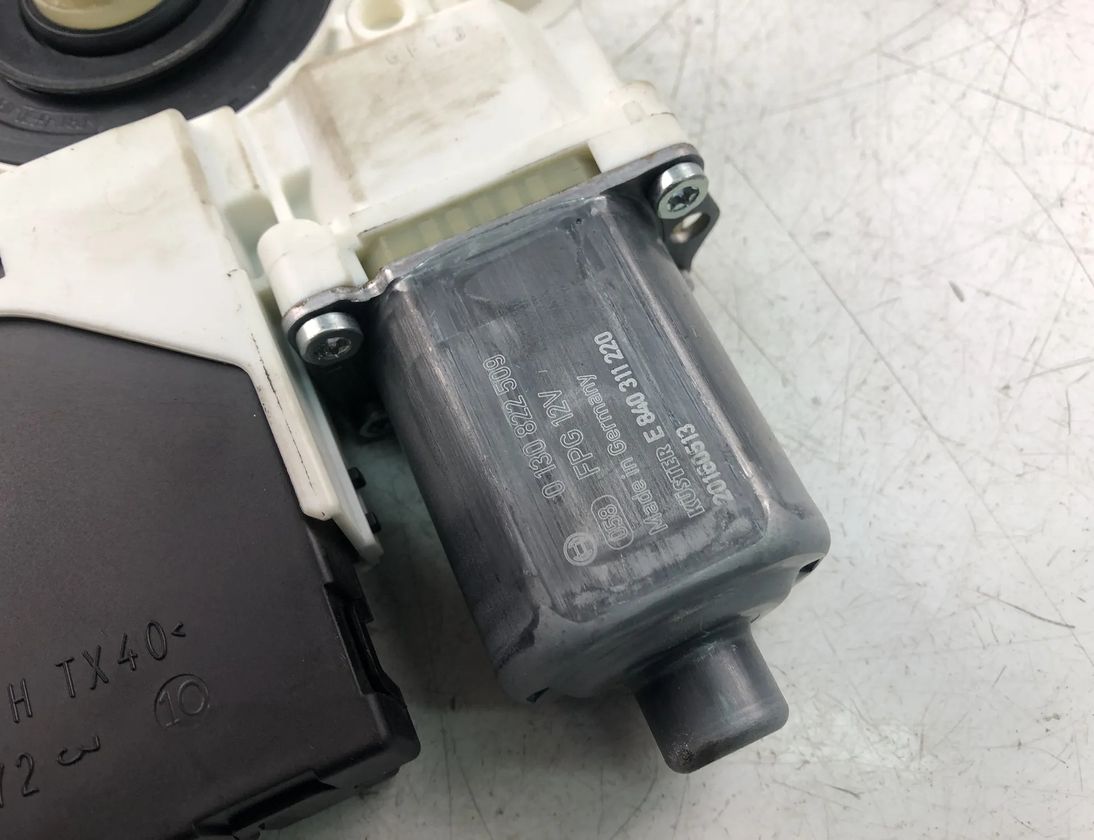 VOLKSWAGEN Caddy 4 generation (2015-2020) Priekšējo labo durvju logu pacelšanas motorīts 2K5959702 17605384