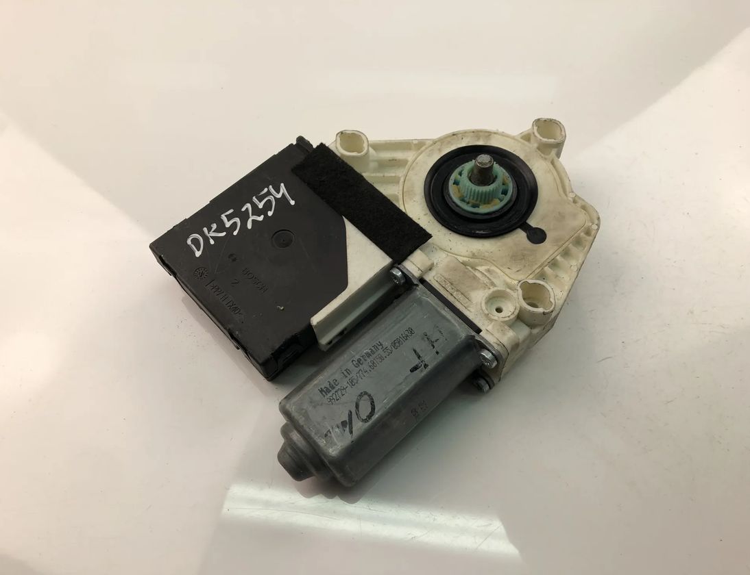 VOLKSWAGEN Jetta 5 generation (2005-2011) Front Right Door Window Control Motor 1K5837402P 17874047