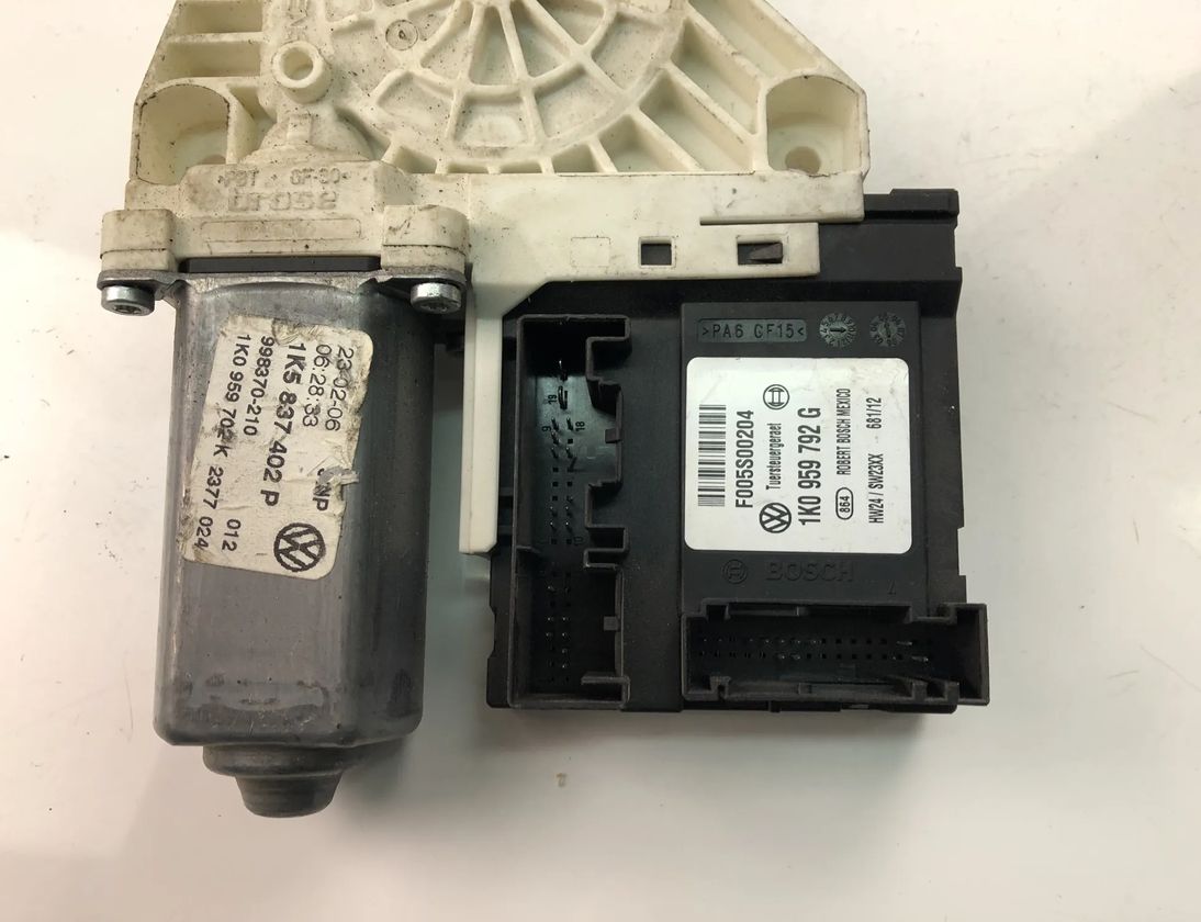 VOLKSWAGEN Jetta 5 generation (2005-2011) Front Right Door Window Control Motor 1K5837402P 17874047