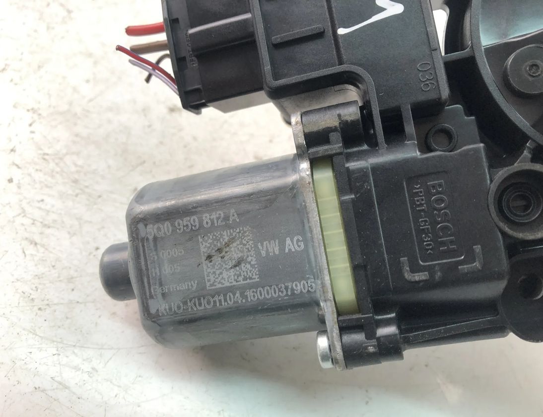 SEAT Leon 3 generation (2012-2020) Маторчик стеклоподъемника передней правой двери 5Q0959812A 18285645