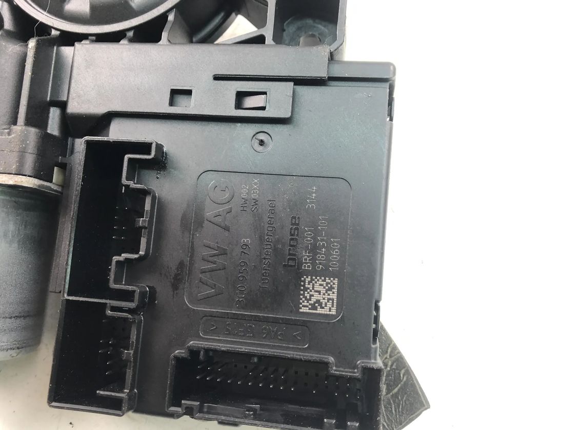 VOLKSWAGEN Passat B6 (2005-2010) Priekšējo labo durvju logu pacelšanas motorīts 3C1837461L 18324055