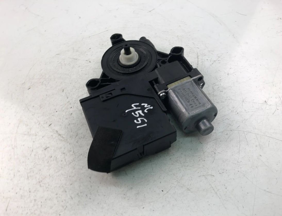 VOLKSWAGEN Passat B6 (2005-2010) Priekšējo labo durvju logu pacelšanas motorīts 3C1837461L 18324055