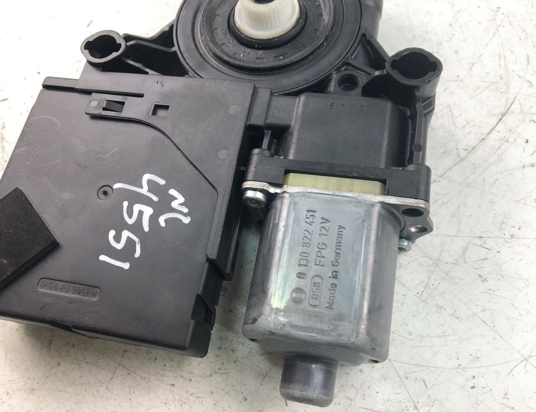 VOLKSWAGEN Passat B6 (2005-2010) Priekšējo labo durvju logu pacelšanas motorīts 3C1837461L 18324055