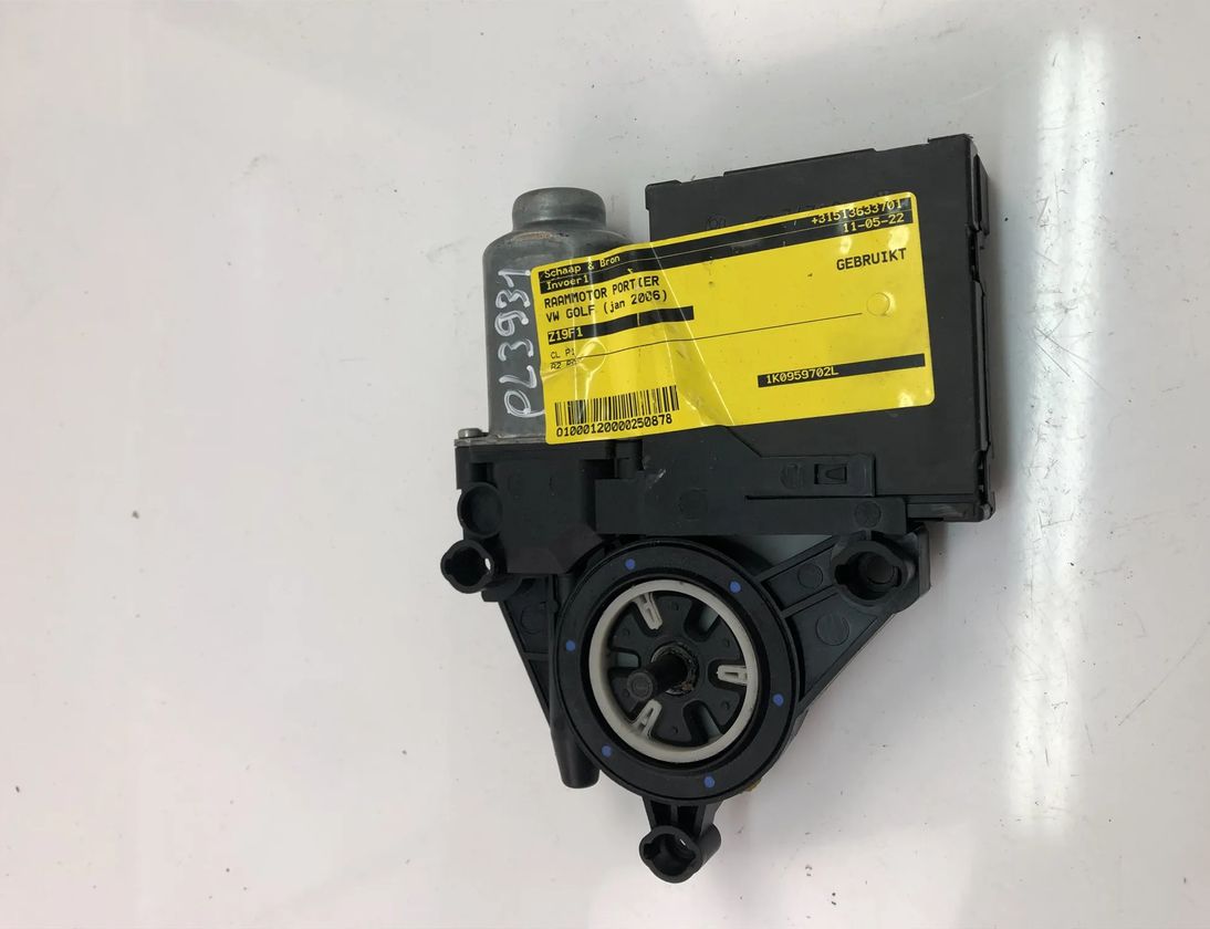 VOLKSWAGEN Golf 5 generation (2003-2009) Priekšējo labo durvju logu pacelšanas motorīts 1K0959702K 20582893